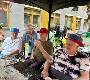 Klobouková párty rozzářila domov – klienti tvořili a zpívali