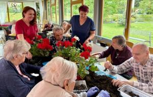 Klienti domova pro seniory sázeli muškáty